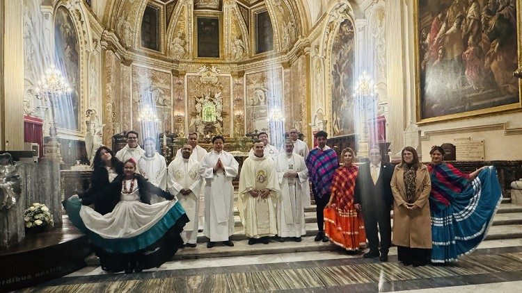 Foto de grupo de los embajadores, sacerdotes y la comunidad presentes 