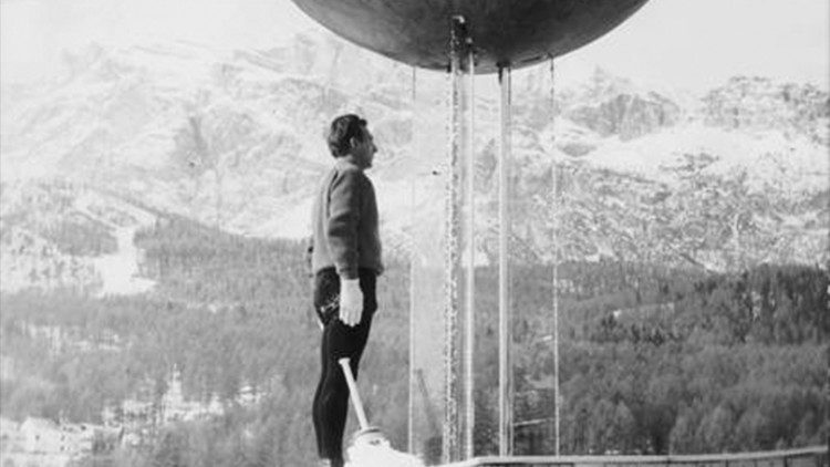 L'atleta Guido Caroli accende il braciere olimpico.