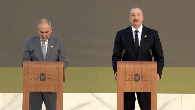 A sinistra il primo ministro armeno Nikol Pashinyan, a destra il presidente dell'Azerbaigian, Ilham Aliyev.