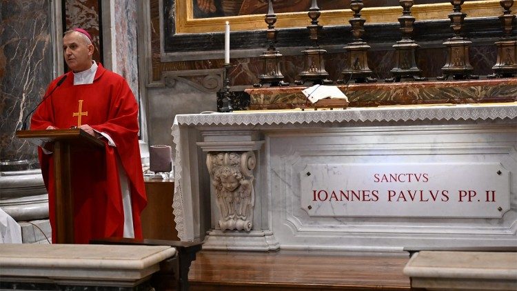 Bp Grzegorz Suchodolski przewodniczący Mszy św. przy grobie św. Jana Pawła II