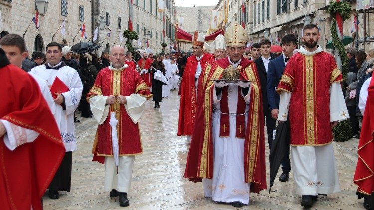 Procesija s moćima povijesnom jezgrom Dubrovnika (Foto Šime Zupčić)