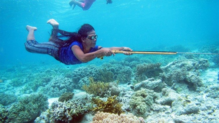 Una donna Sama dilaut impegnata nella pesca