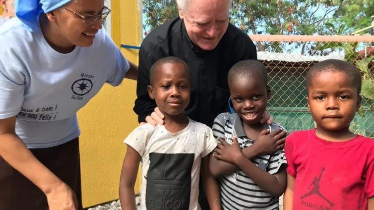 Irm&atilde; Cacilda e Dom Odilo com crian&ccedil;as no Haiti (foto: Miss&atilde;o Bel&eacute;m)