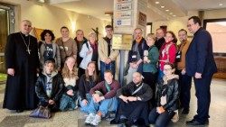 Pielgrzymi z diecezji siedleckiej, wraz z biskupem pomocniczym tej diecezji Grzegorzem Suchodolskim podczas oazy III stopnia w Rzymie odwiedzili także siedzibę Radia Watykańskiego - Vatican News