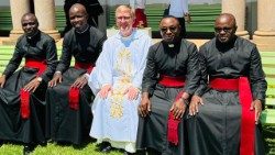 Superior Geral dos Missionários de Mariannhill (CMM), Pe. Michael Maβ, com quatro Confrades