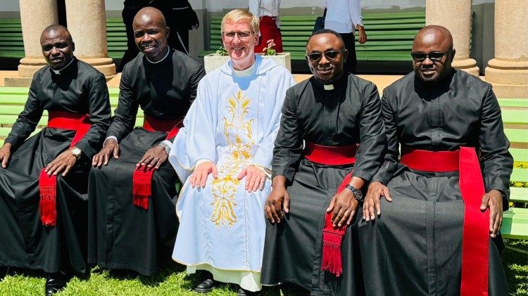 Superior Geral dos Missionários de Mariannhill (CMM), Pe. Michael Maβ, com quatro Confrades