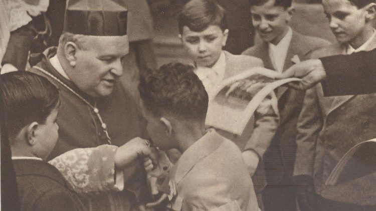 Il cardinale Pietro Boetto (1871-1946) arcivescovo di Genova, tra i bambini