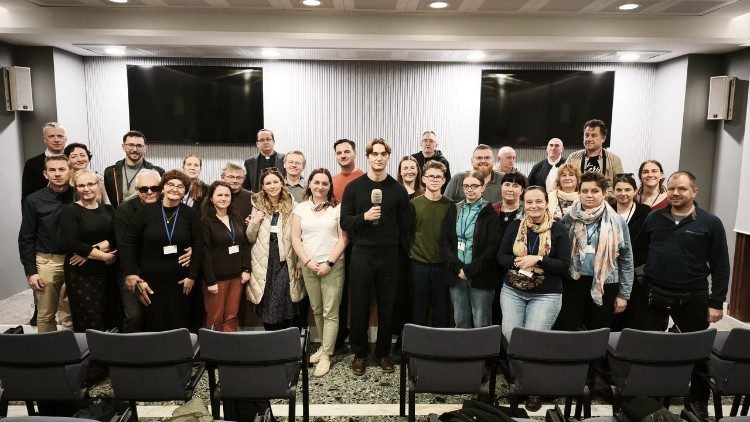 Oaza III stopnia z Archidiecezji Krakowskiej w siedzibie Radia Watykańskiego - Vatican News