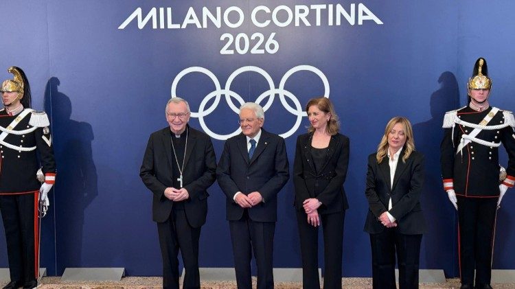 Il cardinale Parolin accanto al presidente Mattarella, alla figlia del capo dello Stato Laura e alla premier italiana Meloni all'inaugurazione delle Olimpiadi invernali di Milano Cortina