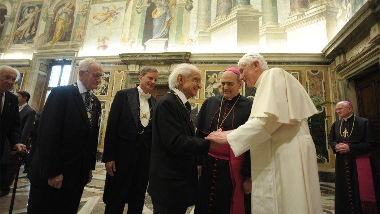 Antonino Zichichi se re&uacute;ne con Benedicto XVI en el Vaticano, Sala Clementina, el 28 de octubre de 2010 