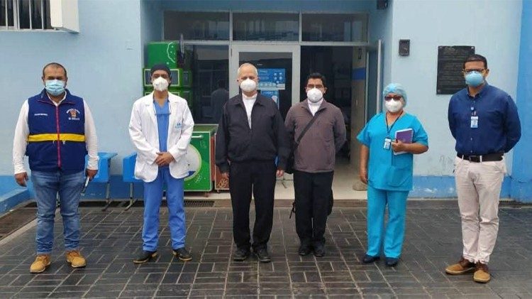 Monse&ntilde;or Prevost visita el hospital Nacional Almanzor Aguinaga Asenjo durante la pandemia