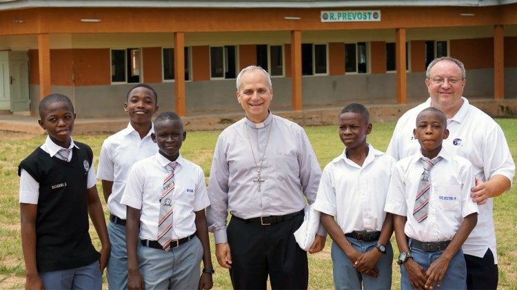 Robert Francis Prevost nel 2016 con alcuni studenti e padre Bernie Scianna nella scuola agostiniana di New Karu, in Nigeria