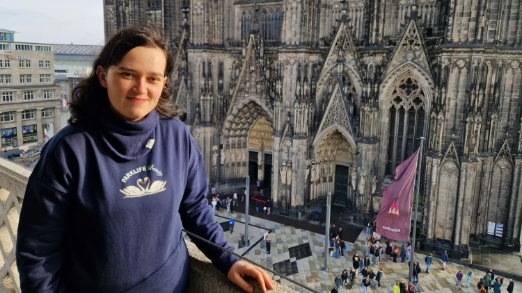 Cosma-Anna Engler, im Hintergrund der Kölner Dom