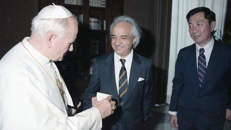Zichichi in udienza da Giovanni Paolo II nel giugno 1986 (&copy;Archivio Osservatore Romano)