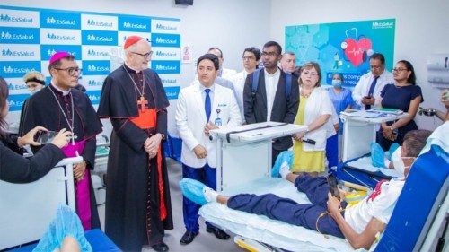 Michael Czerny bíboros betegeket látogat Peruban