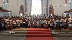 Hội đồng Giám mục Khu vực Tây Phi (CERAO) cùng các trẻ em và giới trẻ Bờ Biển Ngà.