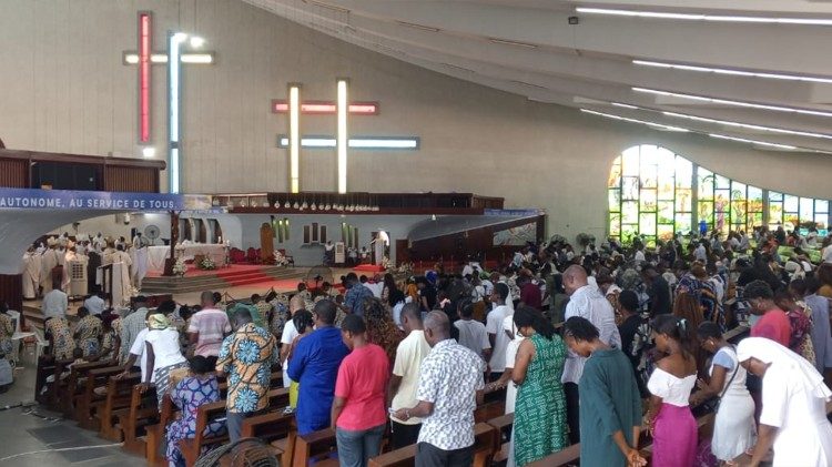 Les fid&egrave;les participants &agrave; la messe de cloture des travaux du 12e Conseil permanent de Cerao