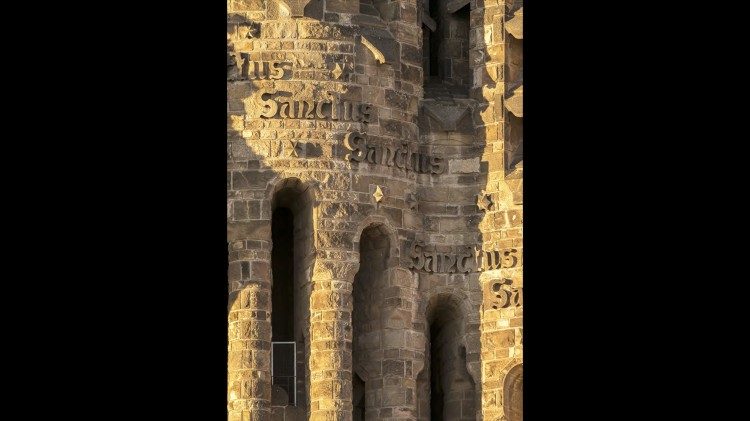 "Sanctus, Sanctus,  Sanctus". Facciata  della Nativit&agrave;,  Sagrada Familia