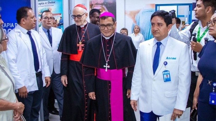 Moment de la visite du cardinal Czerny dans les h&ocirc;pitaux de Chiclayo