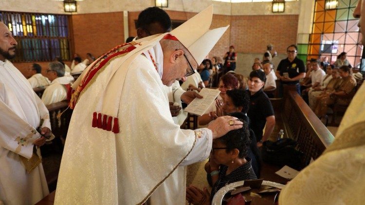 Mgr Michael Czerny  o eleko ya misa po ya bakoni na Chiclayo 