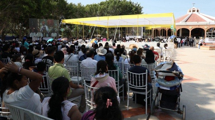 Vjernici okupljeni ispred svetišta Naše Gospe od Mira 