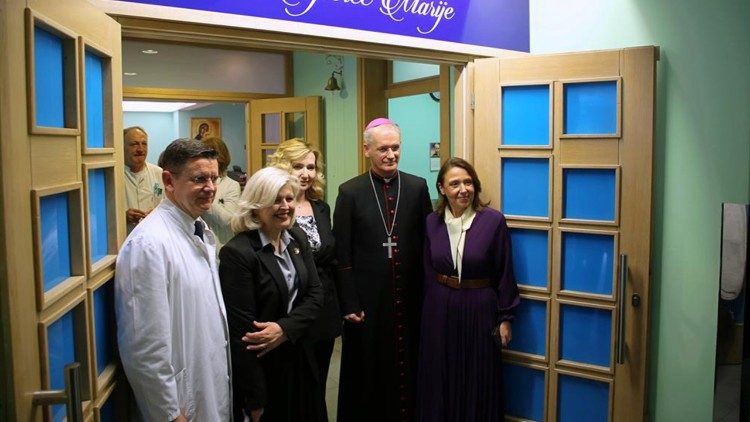 Nadbiskup Kutleša s ministricom zdravstva i ravnateljem KB "Sveti Duh" (Foto: TUZGN)