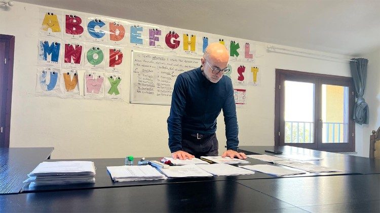 Al lavoro tra i suoi studenti