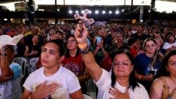 Fiéis reunidos no evento Crescer em Campina Grande (PB)