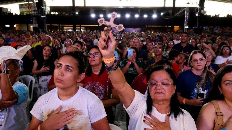 Fiéis reunidos no evento Crescer em Campina Grande (PB)