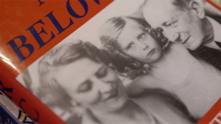 ኤሌትራ ማርኮኒ በልጅነቷ፣ መሃል ላይ ከአባቷና ከእናቷ ጋር