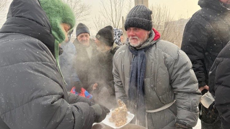 Feeding the homeless continues even in the extreme Siberian cold. Photo: SMCB archive