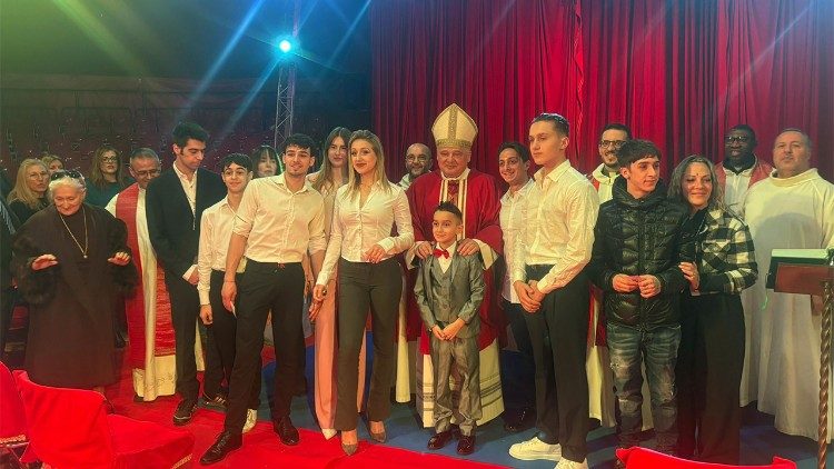 Młodzi ludzie, kt&oacute;rzy przyjęli I Komunię Świętą i bierzmowanie z bliskimi i kard. Konradem Krajewskim