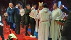 Papieski jałmużnik kard. Konrad Krajewski udzielił sakramentów I Komunii Świętej i bierzmowania członkom Rony Roller Circus