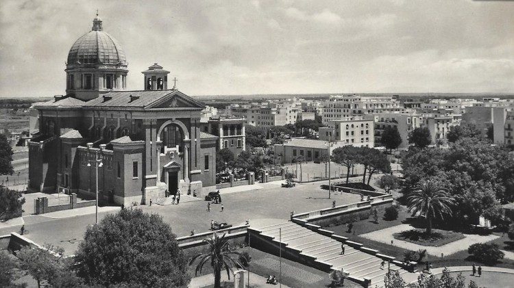 La chiesa di Santa Maria Regina Pacis in una cartolina d'epoca.