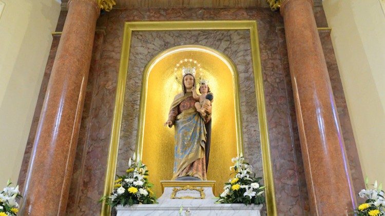 Madonna con il Bambino nell'altare.