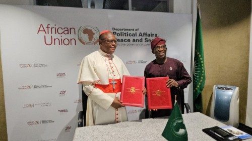 2026.02.13 Kardinali Ambongo, Rais wa SECAM na Balozi Bankole Adeoye,Kamishna wa Masuala ya Siasa,Amani na Usalama(PAPS) wa Tume ya Umoja wa Afrika baada ya kutia saini Mkataba.