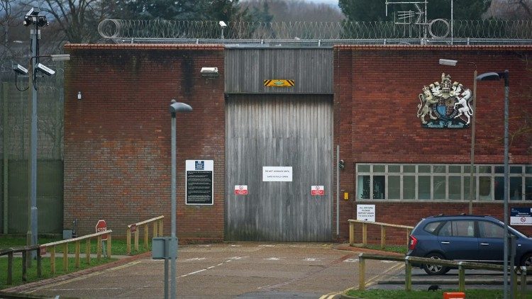 La HM Prison & YOI Feltham, situata a sud-ovest di Londra, è una delle principali istituzioni detentive per giovani maschi (15-18 anni) e adulti nel Regno Unito