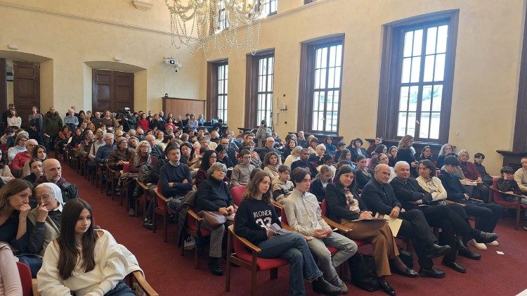 Tanti bambini presenti alla presentazione del libro “Lettere dei bambini ai fabbricanti di armi”