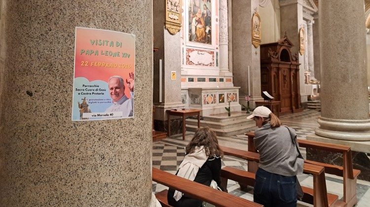 Un afiche en la parroquia anuncia la segunda visita pastoral del Papa este domingo 22 de febrero