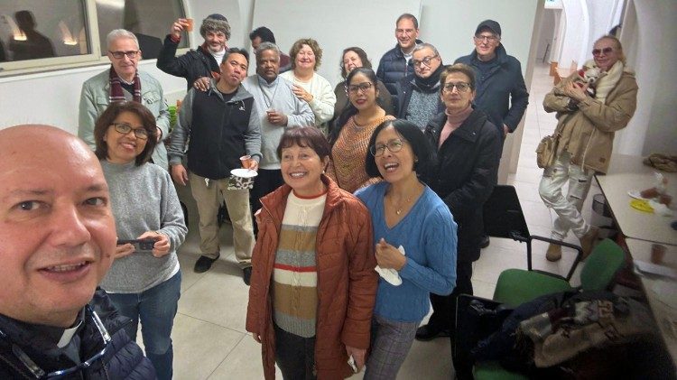 Don Javier Ortiz Rodr&iacute;guez con los voluntarios de la parroquia