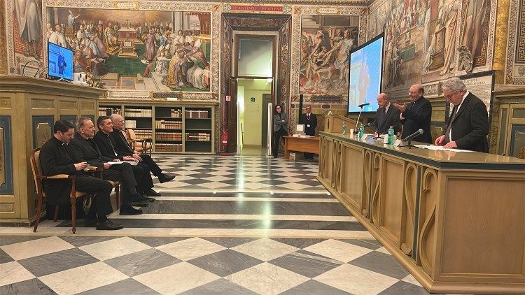  La presentaci&oacute;n del volumen en el Sal&oacute;n Sixtino de la Biblioteca Vaticana