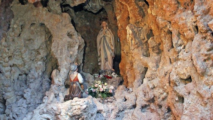 U Šibeniku blagoslovljeni obnovljeni kipovi Gospe Lurdske i svete Bernardice  (Foto: Ivo Kronja)