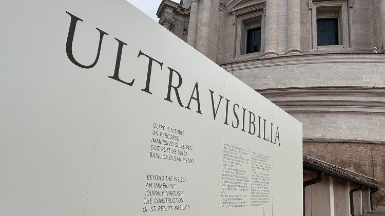  Un panel de bienvenida a la exposici&oacute;n “Ultra Visibilia” en la terraza de San Pedro.