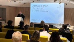 El cardenal Secretario de Estado del Vaticano, Pietro Parolin, en el hospital pediátrico Bambino Gesù.