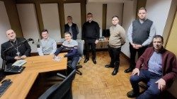 Kovács Gergely érsek a gyulafehérvári teológiai kar rektorával és diákjaival   