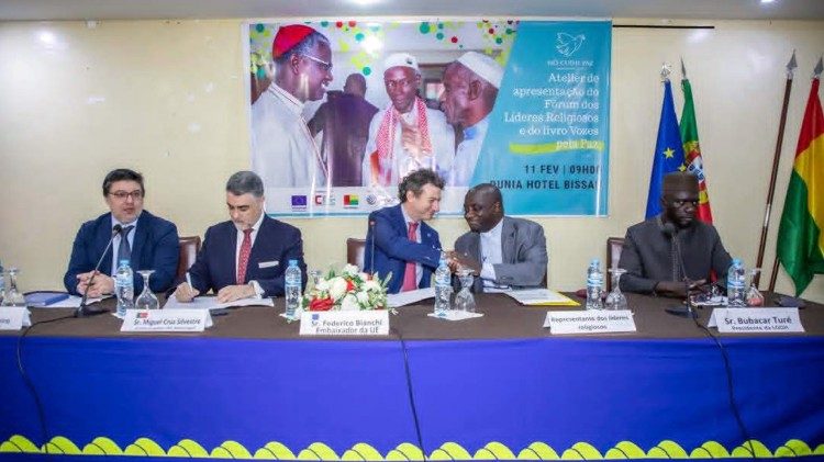 Momento solene da abertura e apresenta&ccedil;&atilde;o do livro "Vozes pela Paz"
