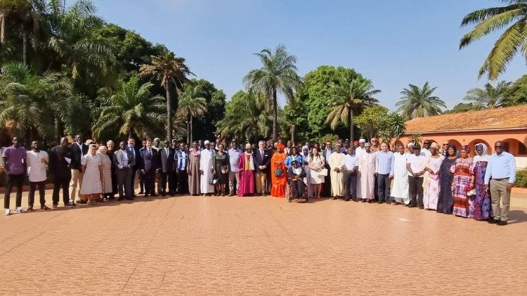 Foto de fam&iacute;lia dos participantes no F&oacute;rum dos L&iacute;deres Religiosos, em Bissau