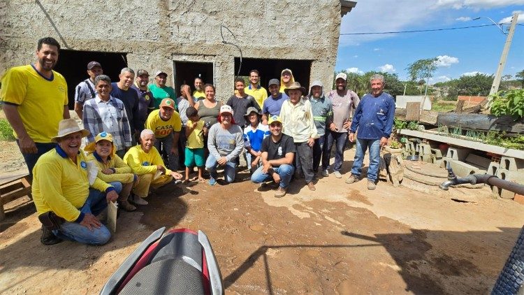 Vaneide junto com os voluntários que estavam construindo a casa dela. Foto: Gabriel Côrtes - Voluntário 
