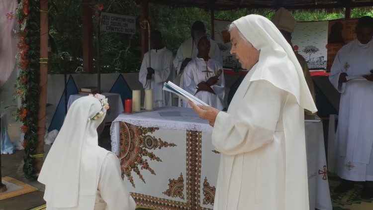 Madre Irm&atilde; Juliana recebe a consagra&ccedil;&atilde;o da Irm&atilde; Maria de Olinda Mateus 