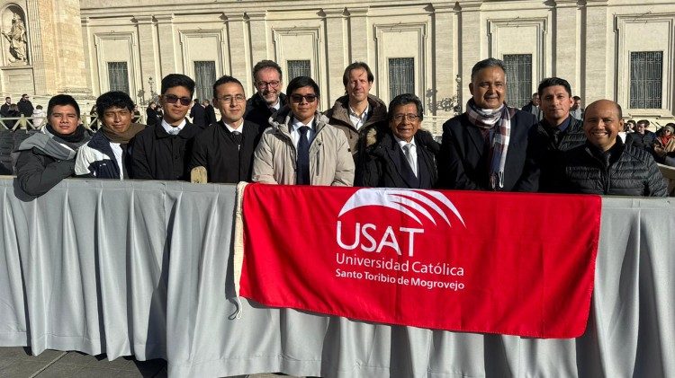 Miembros de la delegaci&oacute;n de la Universidad Cat&oacute;lica de Mogrovejo en la Plaza de San Pedro